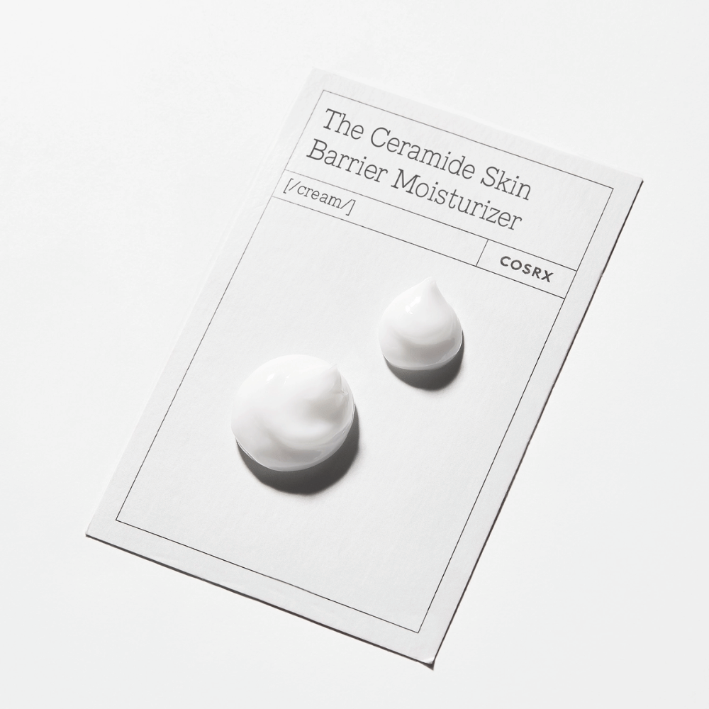 Crèmetextuur van COSRX The Ceramide Skin Barrier Moisturizer – verzachtende gezichtscrème die de huidbarrière versterkt en vochtverlies tegengaat.