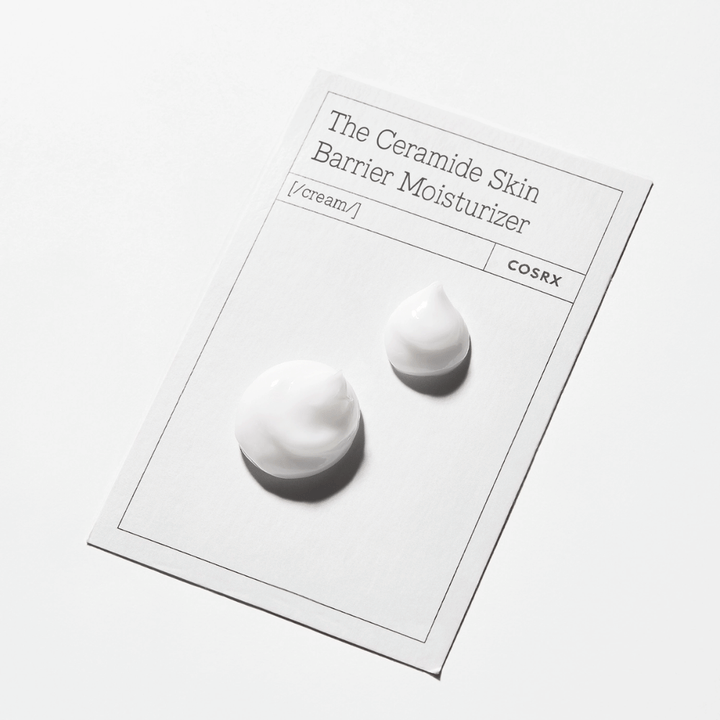 Crèmetextuur van COSRX The Ceramide Skin Barrier Moisturizer – verzachtende gezichtscrème die de huidbarrière versterkt en vochtverlies tegengaat.