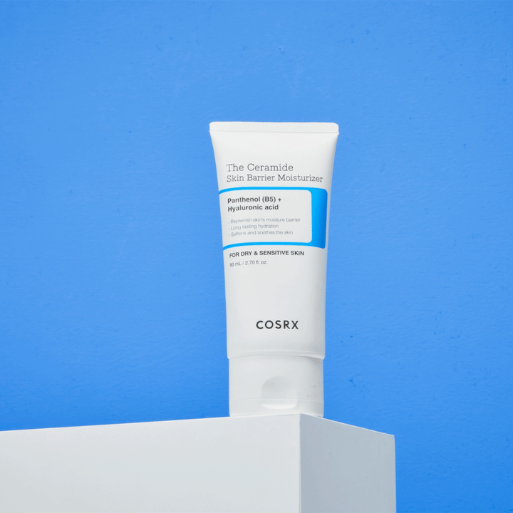 COSRX The Ceramide Skin Barrier Moisturizer op voetstuk – hydraterende gezichtscrème met ceramiden, panthenol en hyaluronzuur voor droge en gevoelige huid.