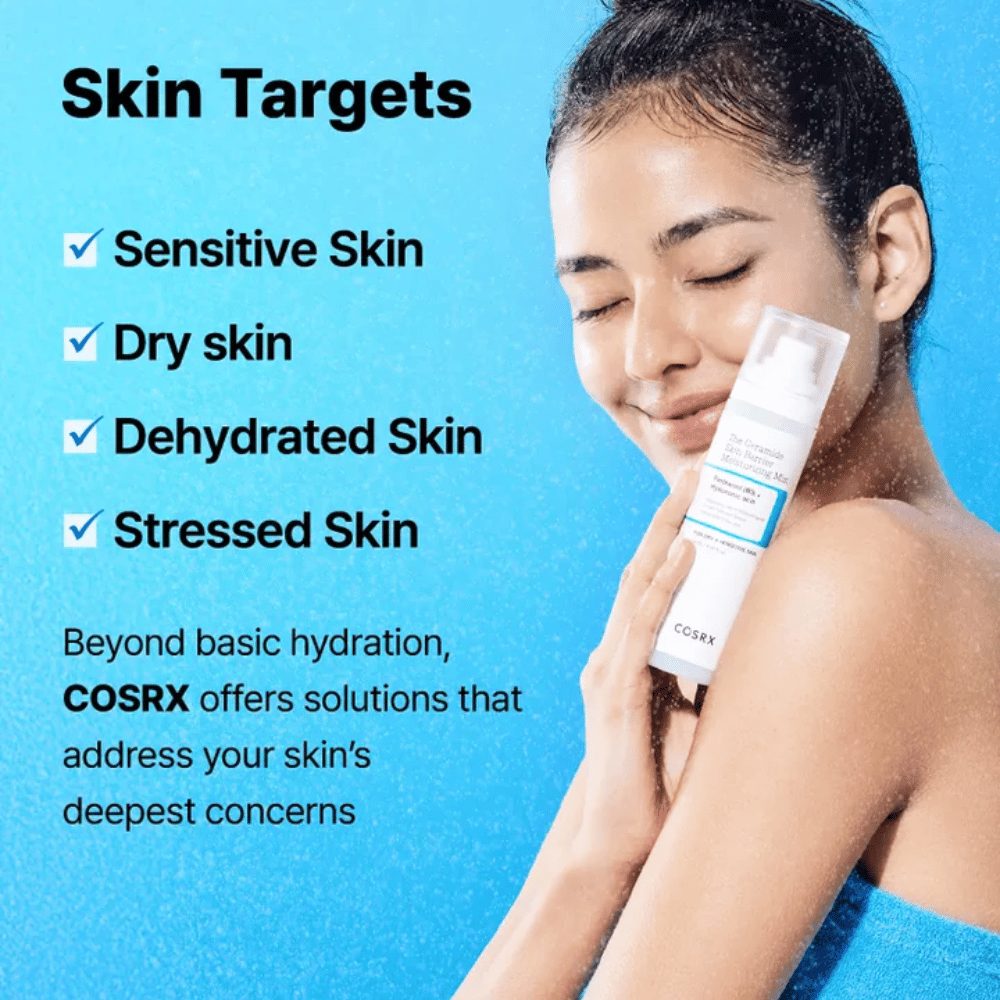 Vrouw houdt COSRX Ceramide Skin Barrier Mist vast – perfect voor gevoelige, droge en gestreste huid die extra hydratatie nodig heeft.