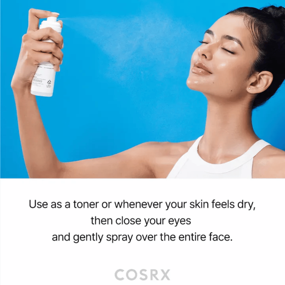 Vrouw sprayt COSRX Ceramide Skin Barrier Mist op het gezicht voor snelle hydratatie en een fris gevoel.
