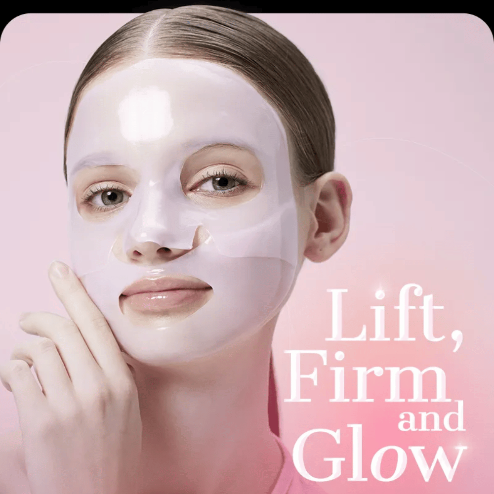 Vrouw met COSRX Peptide Collagen Lifting Glow Hydrogel Mask - geeft verstevigende, stevige en stralende huid met intense hydratatie.