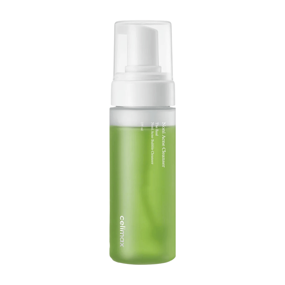 De fles met The Real Noni Acne Bubble Cleanser toont een frisse en groene tint, wat duidt op natuurlijke ingrediënten. De pompdispenser maakt het gebruiksvriendelijk en perfect voor het creëren van een rijke, schuimende reiniger. Ideaal voor het bestrijden van acne en het geven van de huid een heldere en schone uitstraling.