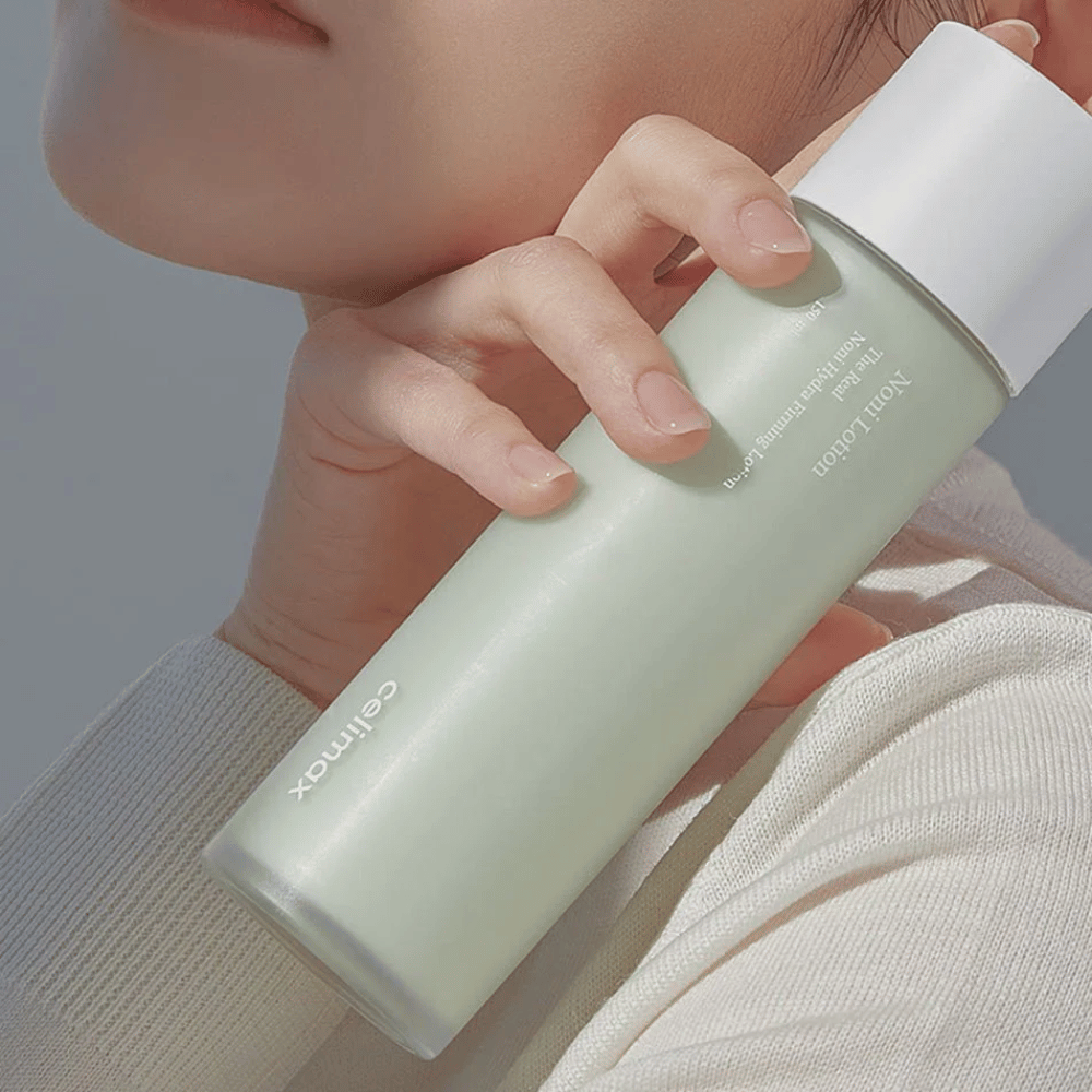 Celimax The Real Noni Hydra Firming Lotion is een effectieve lotion die de huid verstevigt en diepgaande hydratatie biedt. Verrijkt met Noni-extract en voedende ingrediënten, verbetert het de elasticiteit van de huid en geeft een frisse, stralende huid. Perfect voor dagelijks gebruik voor een zachte en gehydrateerde huid!