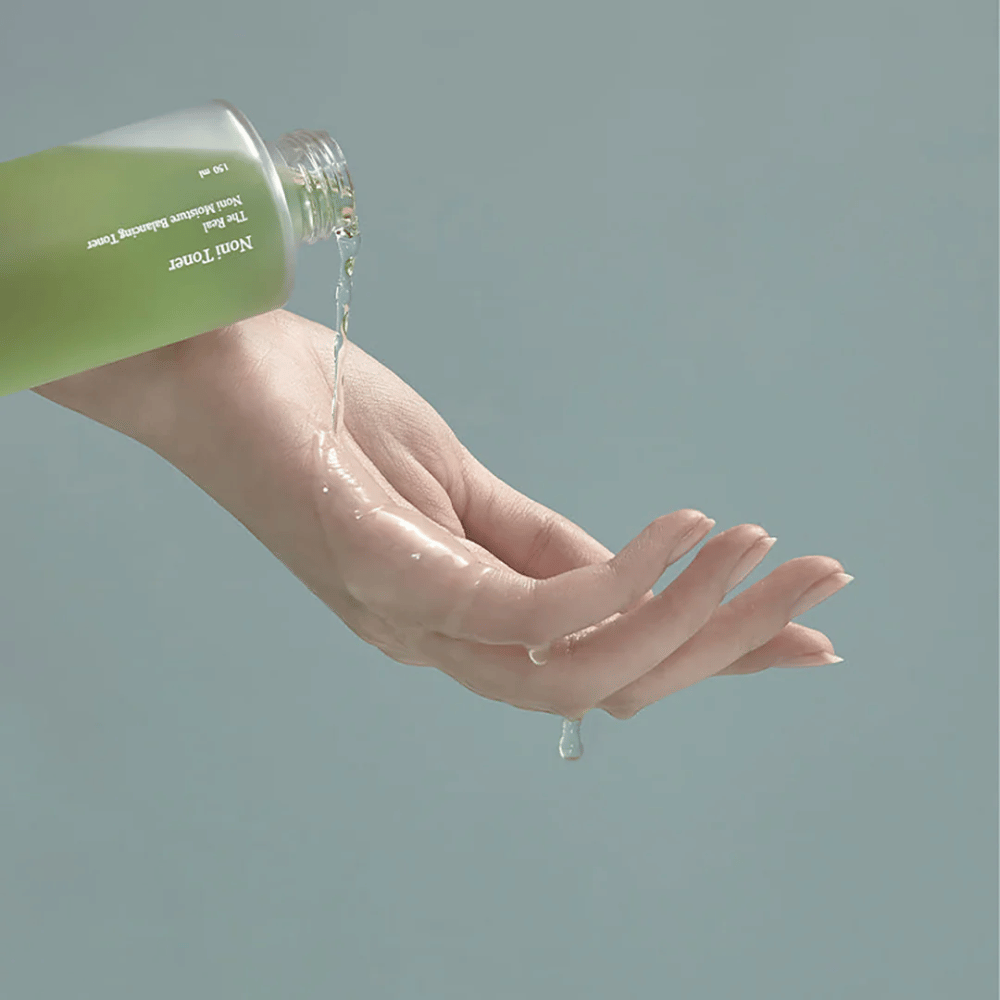 Celimax The Real Noni Moisture Balancing Toner is een lichte en verfrissende toner die hydrateert en de huid in balans brengt. Het is verrijkt met Noni-extract dat irritaties kalmeert en de huidstructuur verbetert.