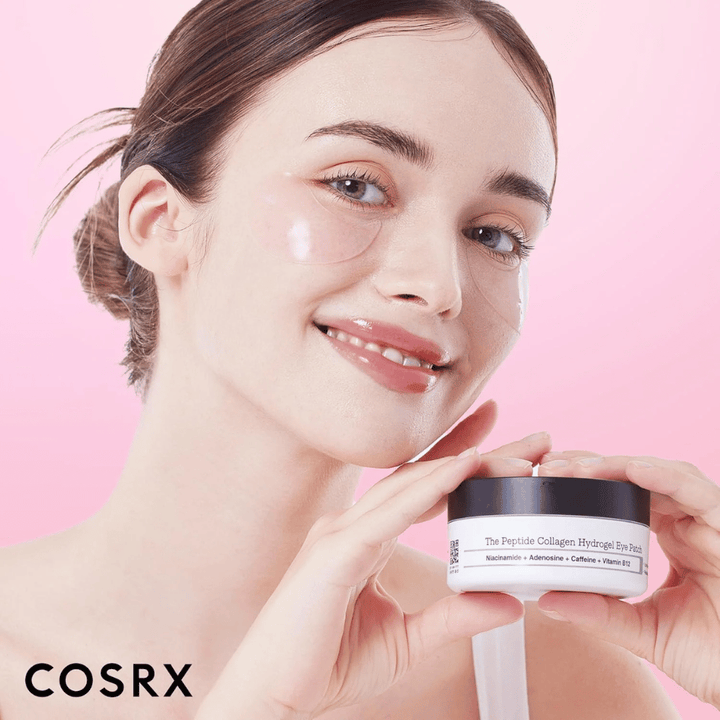 Model met COSRX Peptide Collagen Hydrogel Eye Patch – geeft glans en hydratatie voor vermoeide huid onder de ogen.