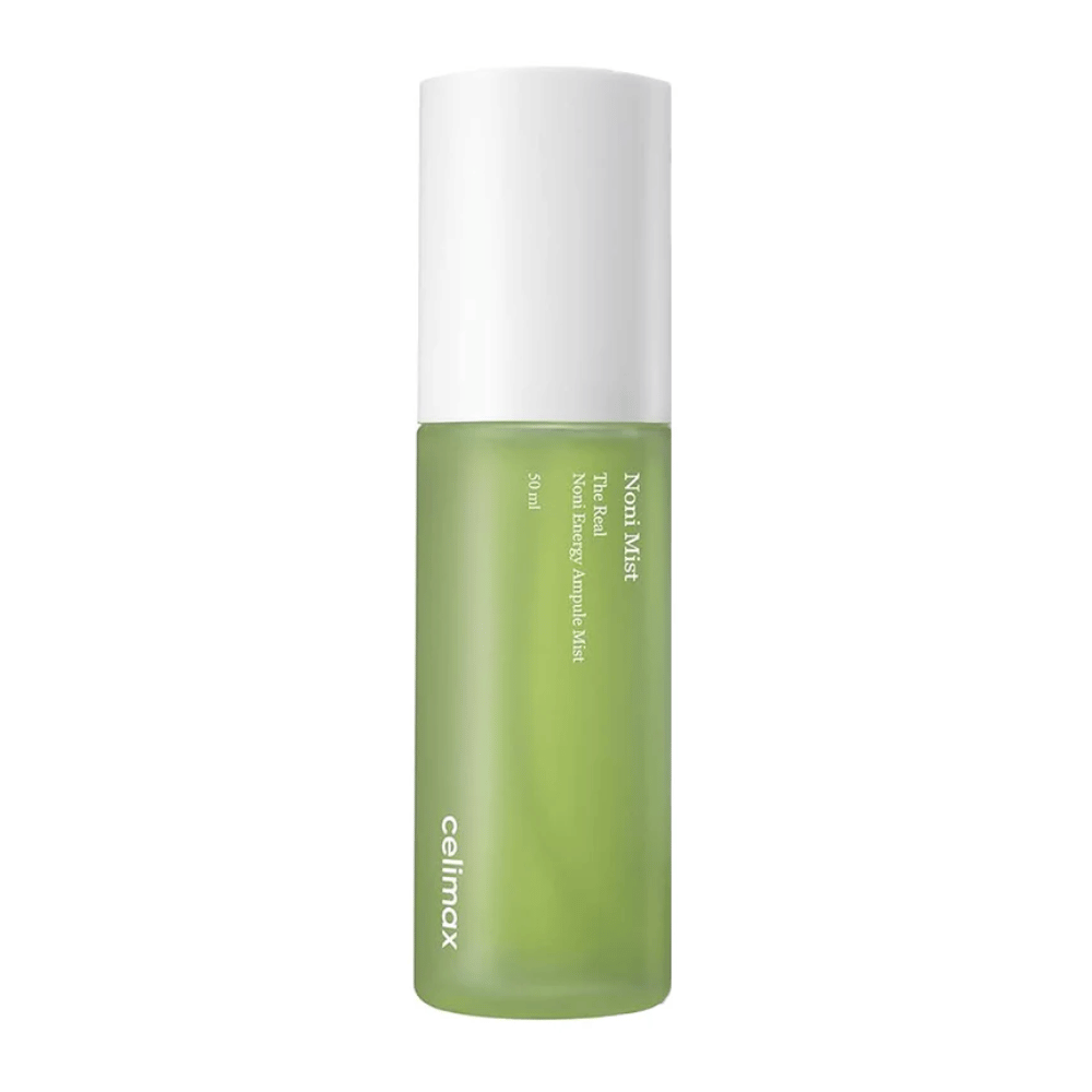 Celimax Noni Mist in een groene fles met witte dop. Het product, "The Real Noni Energy Ampule Mist," heeft een capaciteit van 50 ml en wordt gepromoot om energie en hydratatie aan de huid te geven.