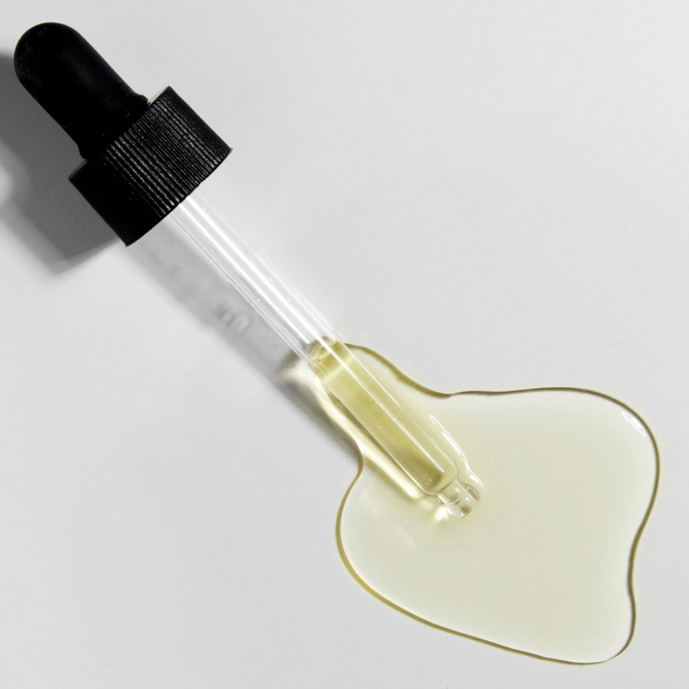 Close-up van pipet met COSRX The Vitamin C 13 Serum en gouden Vitamine C-formule, geconcentreerd serum met vitamine E en hyaluronzuur.