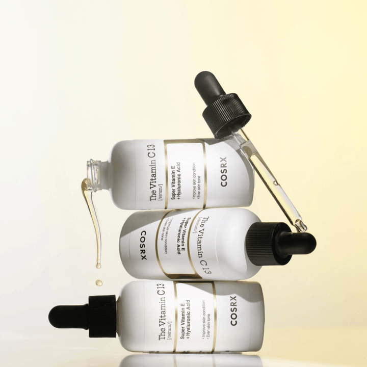 COSRX The Vitamin C 13 Serum met vitamine E en hyaluronzuur, drie flessen met pipet en druppels Vitamine C-serum tegen oneffen huidtint en glans.