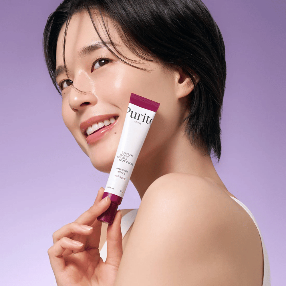 Purito Timeless Bloom Retinol Spot Cream is een gerichte behandeling die retinol bevat om fijne lijntjes te verminderen en de elasticiteit van de huid te verbeteren. Met hydraterende ingrediënten herstelt het de glans van de huid en versterkt het de barrière, perfect voor rijpere huid of als anti-aging routine.