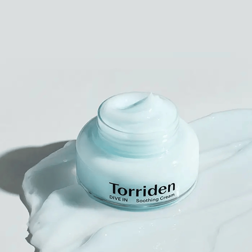 Torriden DIVE-IN Low Molecular Hyaluronic Acid Soothing Cream 100ml biedt langdurige hydratatie op een wit oppervlak.