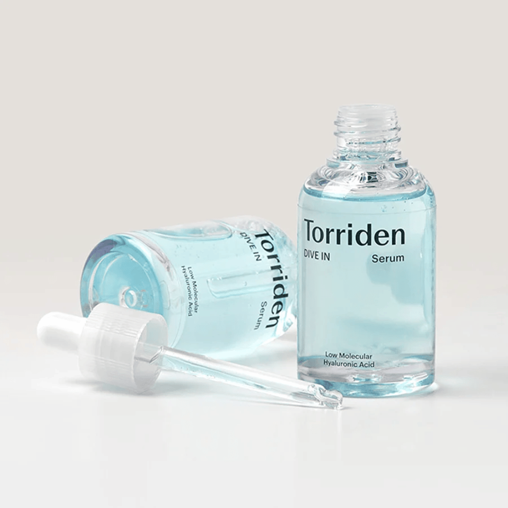 Een fles Torridens DIVE-IN Low Molecule Hyaluronic Acid Serum 50ml naast een fles water, die hyaluronzuurserum en hydratatie benadrukt.