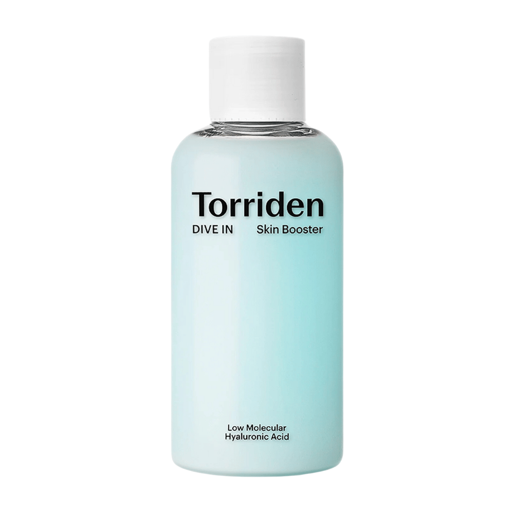 Een fles met huidverzorgingsproduct gemarkeerd "Torriden DIVE IN Skin Booster" met laagmoleculaire hyaluronzuur.