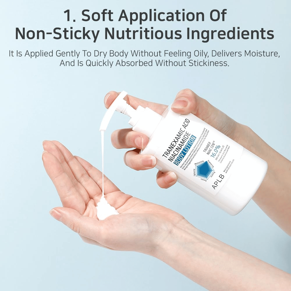 Gebruikssituatieafbeelding waarop de lotion in de hand wordt gepompt om de lichte, verzachtende en snel absorberende textuur zonder plakkerig gevoel te tonen.