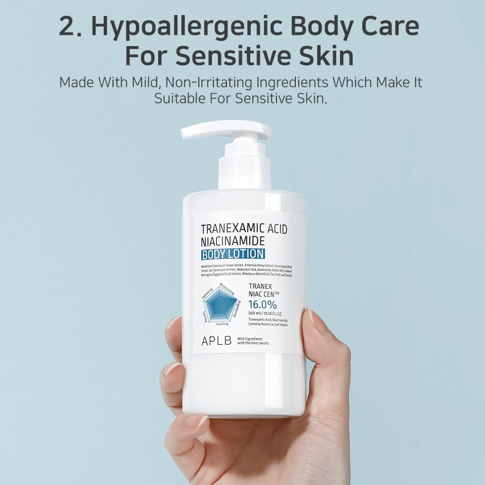 Productafbeelding die APLB Tranexamic Acid Niacinamide Body Lotion toont, met focus op hypoallergene lichaamsverzorging voor gevoelige huid. De afbeelding benadrukt milde en zachte ingrediënten die geschikt zijn voor droge en gevoelige huid.