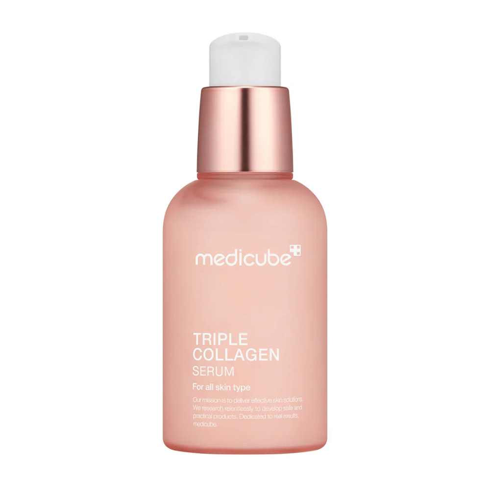 Een roze fles van Medicube Triple Collagen Serum, ontworpen voor alle huidtypes. De gladde, matte glazen fles met een metallic roze dop en witte pomp geeft een elegante uitstraling, en de tekst benadrukt de drievoudige collageenformule van het serum.