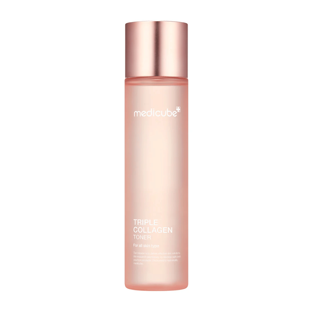 Medicube Triple Collagen Toner 4.0 in een roze fles met roségoudkleurige dop, een hydraterende toner voor alle huidtypes.