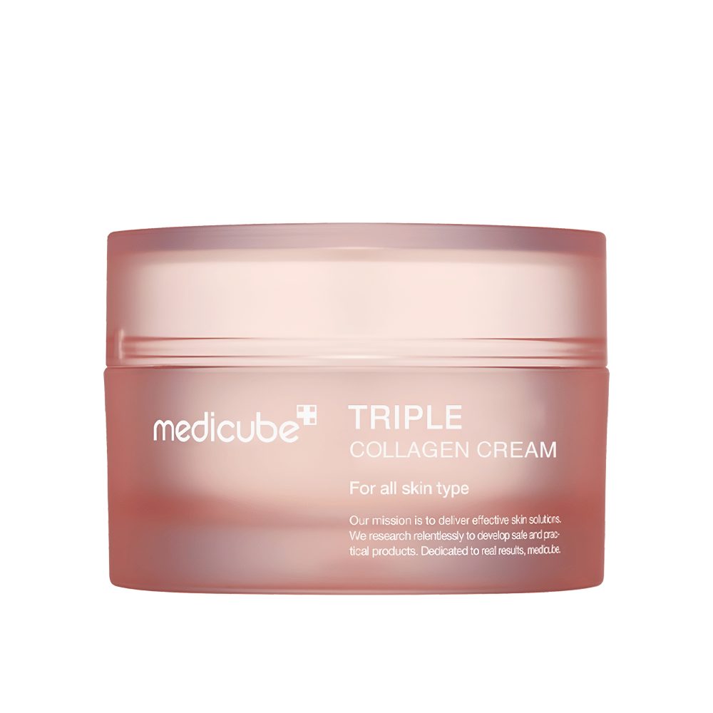 De afbeelding toont een container van Medicube Triple Collagen Cream. Deze gezichtscrème is ontwikkeld voor alle huidtypes en belooft de elasticiteit en vochtigheid van de huid te verbeteren. Het ontwerp is minimalistisch met een zachte roze tint op de verpakking.