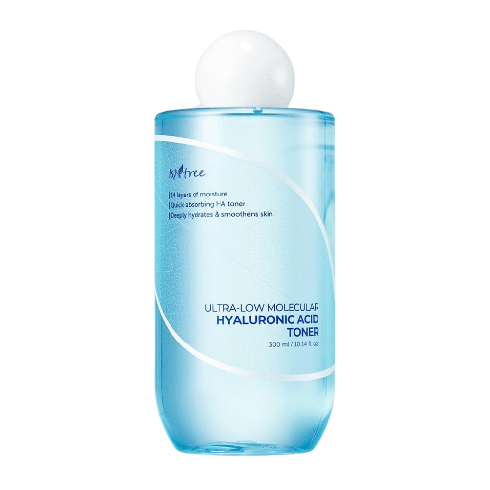 Productafbeelding van Isntree Ultra-Low Molecular Hyaluronic Acid Toner, 300 ml. De fles is lichtblauw met witte tekst en een ronde witte dop, ontworpen om hydraterende en kalmerende eigenschappen aan te geven.