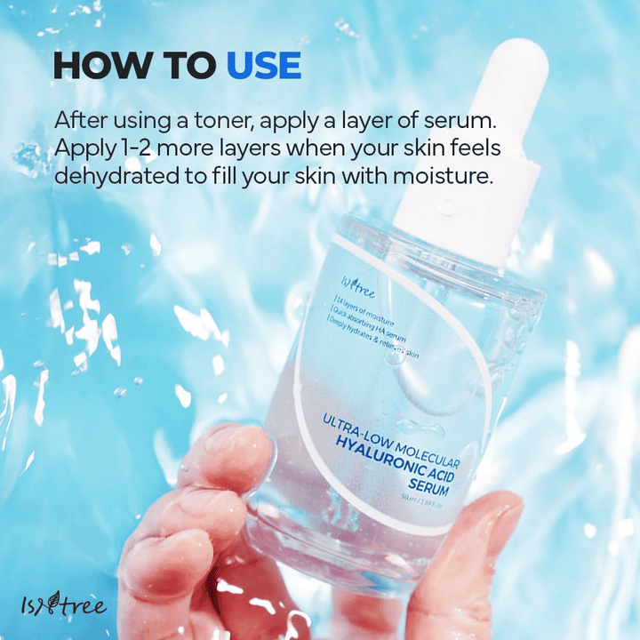Isntree Ultra-Low Molecular Hyaluronic Acid Serum dat na toner wordt aangebracht voor intensieve hydratatie, getoond in hand met waterspatten, licht serum voor droge en gedehydrateerde huid.