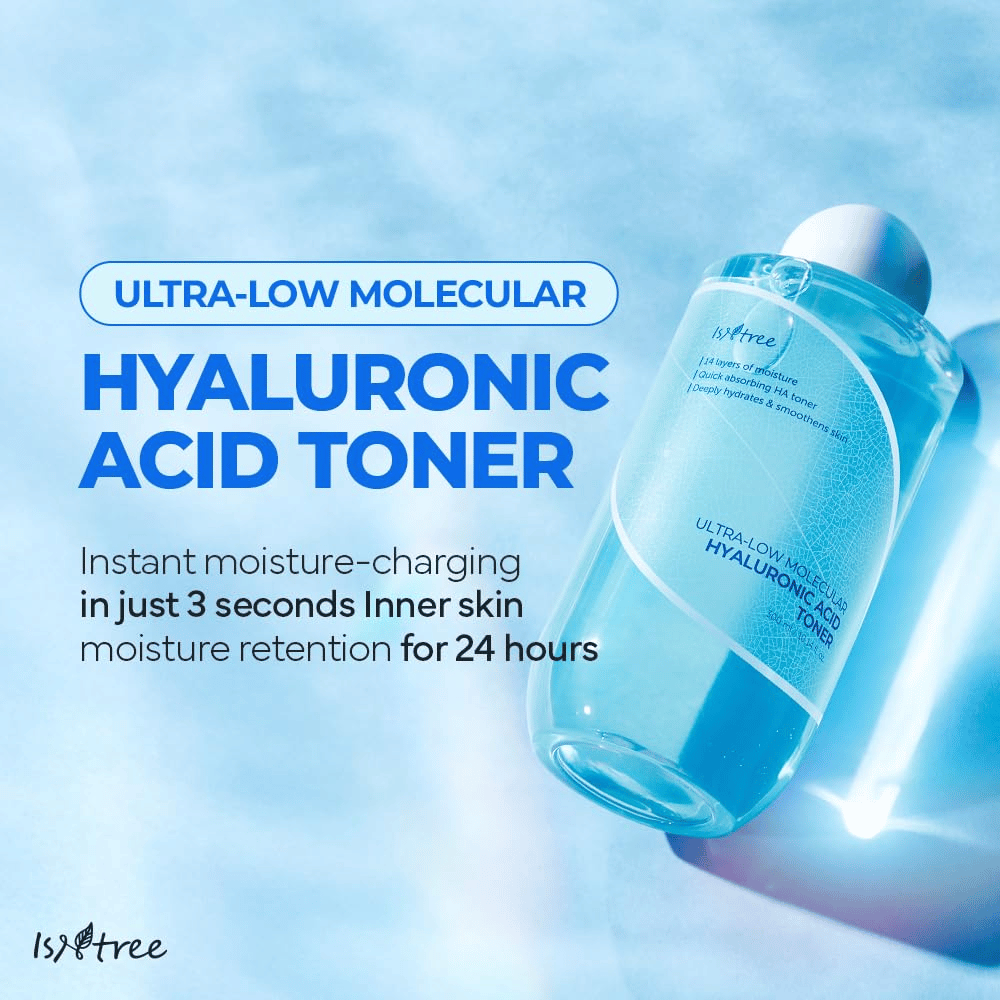 Productafbeelding van Isntree Ultra-Low Molecular Hyaluronic Acid Toner met blauwe achtergrond. De tekst benadrukt snelle hydratatie in 3 seconden en vochtbehoudend effect gedurende 24 uur. De fles wordt getoond in een vergrote hoek met duidelijk etiket.