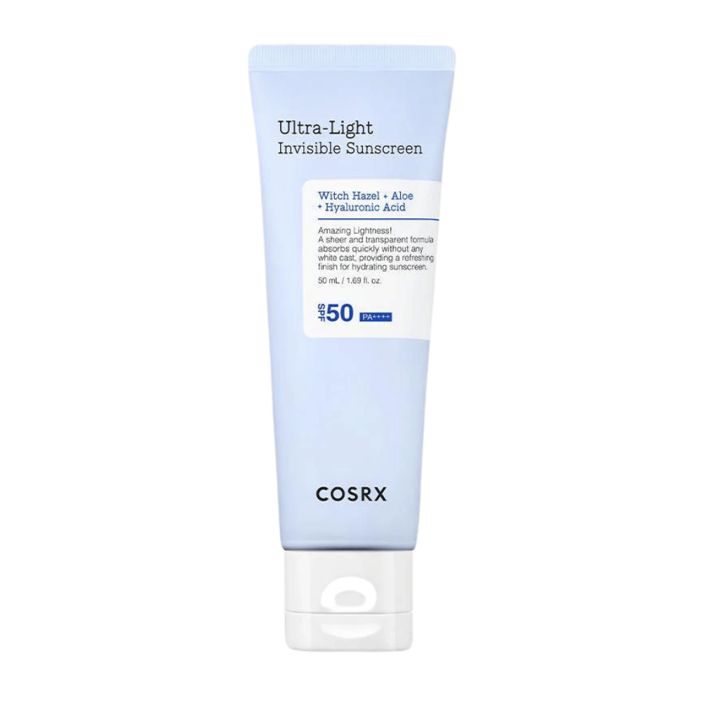 COSRX Ultra-Light Invisible Sunscreen in blauwe tube met SPF 50 PA++++, bevat toverhazelaar, aloë vera en hyaluronzuur – lichte formule zonder witte waas voor hydraterende zonbescherming.