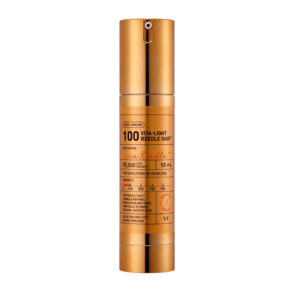 Gouden fles VT Cica Hyalon Vita-Light Reedle Shot 100hL, 50 ml, met pomp en gedrukte tekst aan de voorkant over de ingrediënten en het gebruik van het product.