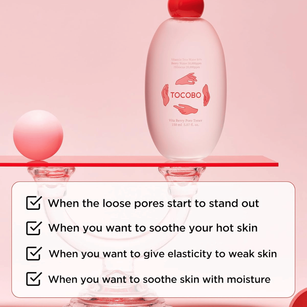 Productafbeelding van TOCOBO Vita Berry Pore Toner geplaatst op een stijlvol roze podium met focus op huidverzorging voor poriën, hydratatie en een kalmerend effect voor de huid.