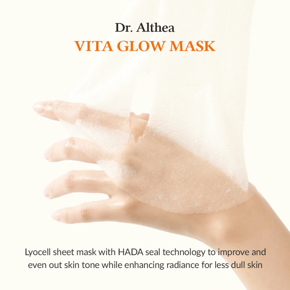 Hand houdt een lyocell Sheet mask van Dr. Althea Vita Glow Mask. Het masker verbetert de glans en gelijkmatigheid van de huid met HADA Seal-technologie.