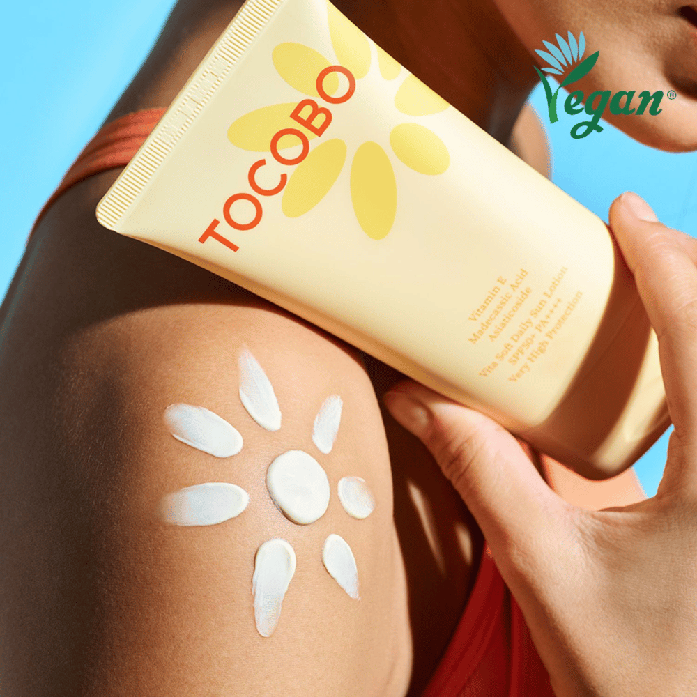 Zonnecrème van Tocobo gelijkmatig op het lichaam aangebracht voor effectieve UV-bescherming en hydratatie met veganistische formule