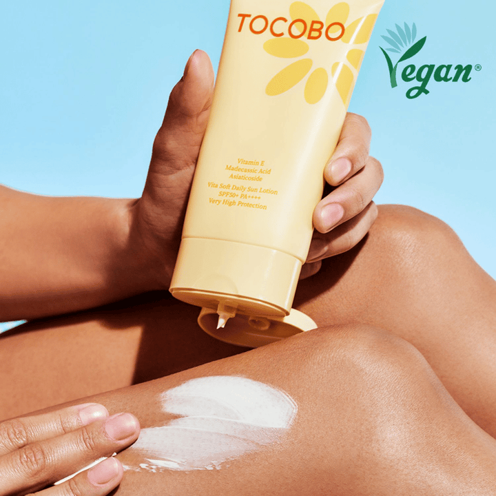 Aanbrengen van Tocobo Vita Soft Daily Sun Lotion op de huid met een lichte formule die snel intrekt zonder te plakken en SPF50+ bescherming biedt