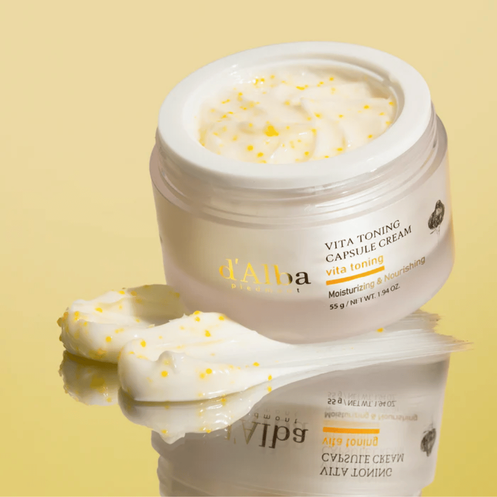 d'Alba Vita Toning Capsule Cream textuur – gezichtscrème met witte capsules die in de huid smelten en helpen hydrateren en een helderdere teint te geven.