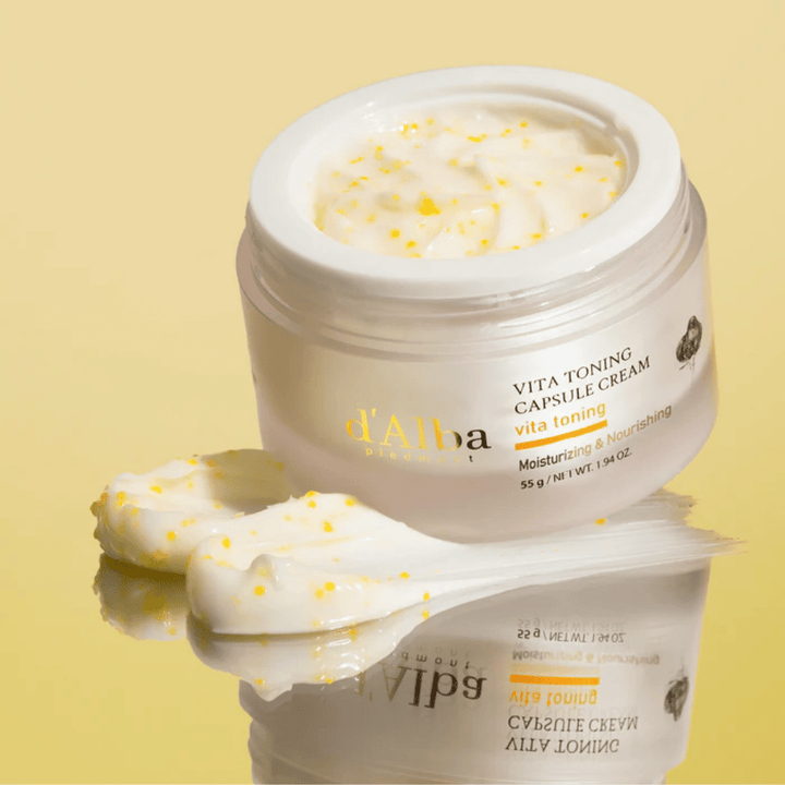 d'Alba Vita Toning Capsule Cream textuur – gezichtscrème met witte capsules die in de huid smelten en helpen hydrateren en een helderdere teint te geven.