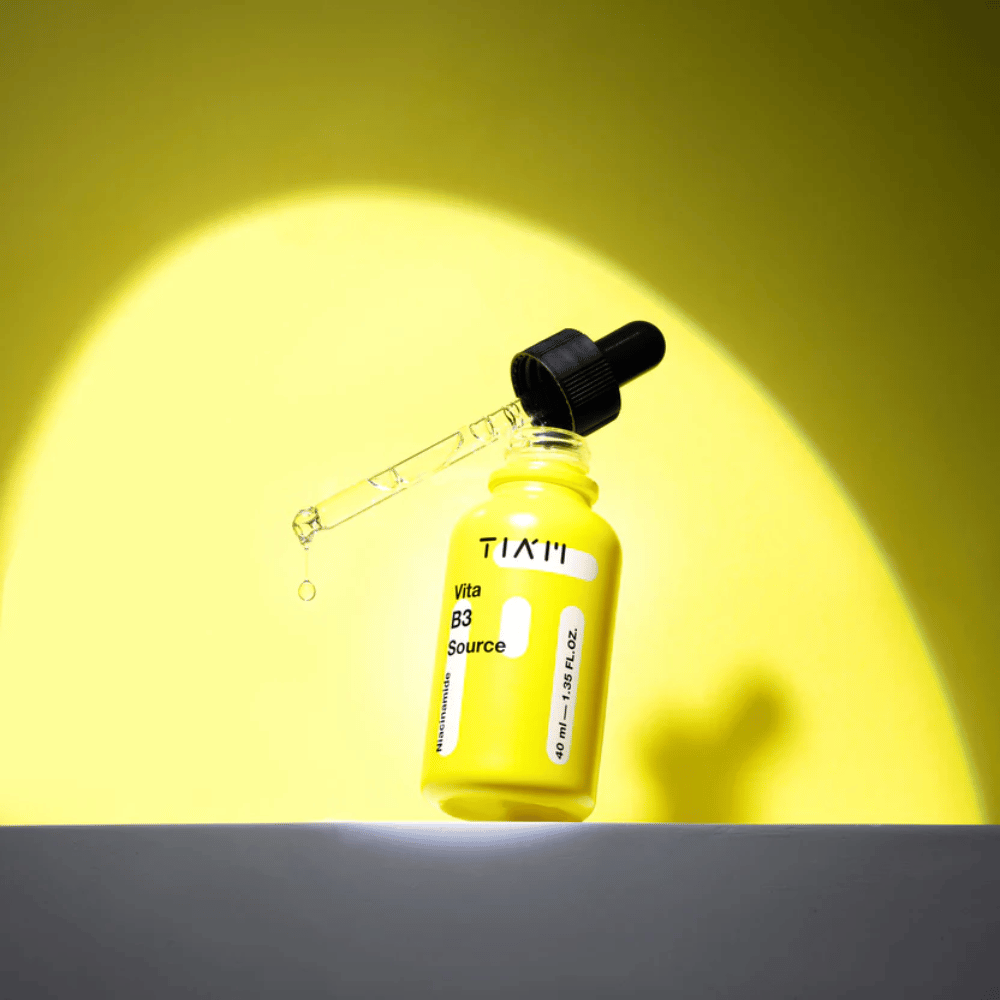 TIA'M Vita B3 Source – niacinamideserum in gele fles met pipet, ontworpen om de huid op te lichten en een helderdere huidtint te geven.