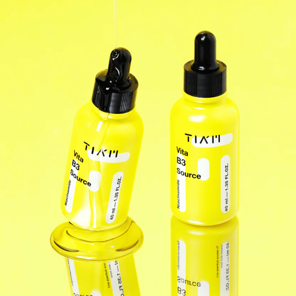 TIA'M Vita B3 Source – twee gele flessen met glansverhogend niacinamideserum dat de huidtint egaliseert en pigmentvlekken vermindert.