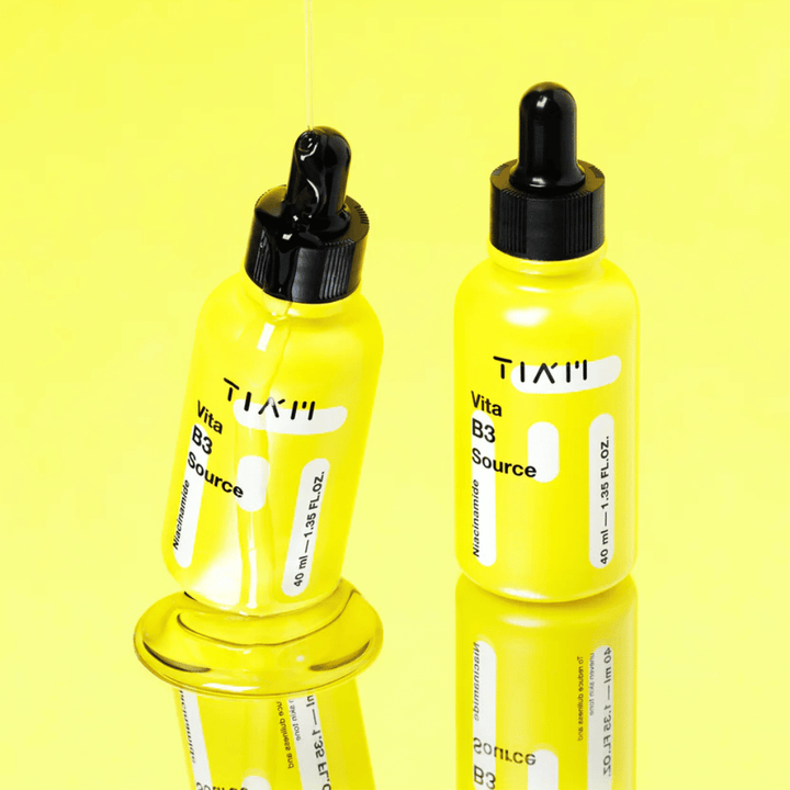 TIA'M Vita B3 Source – två gula flaskor med lystergivande niacinamidserum som jämnar ut hudtonen och minskar pigmentfläckar.