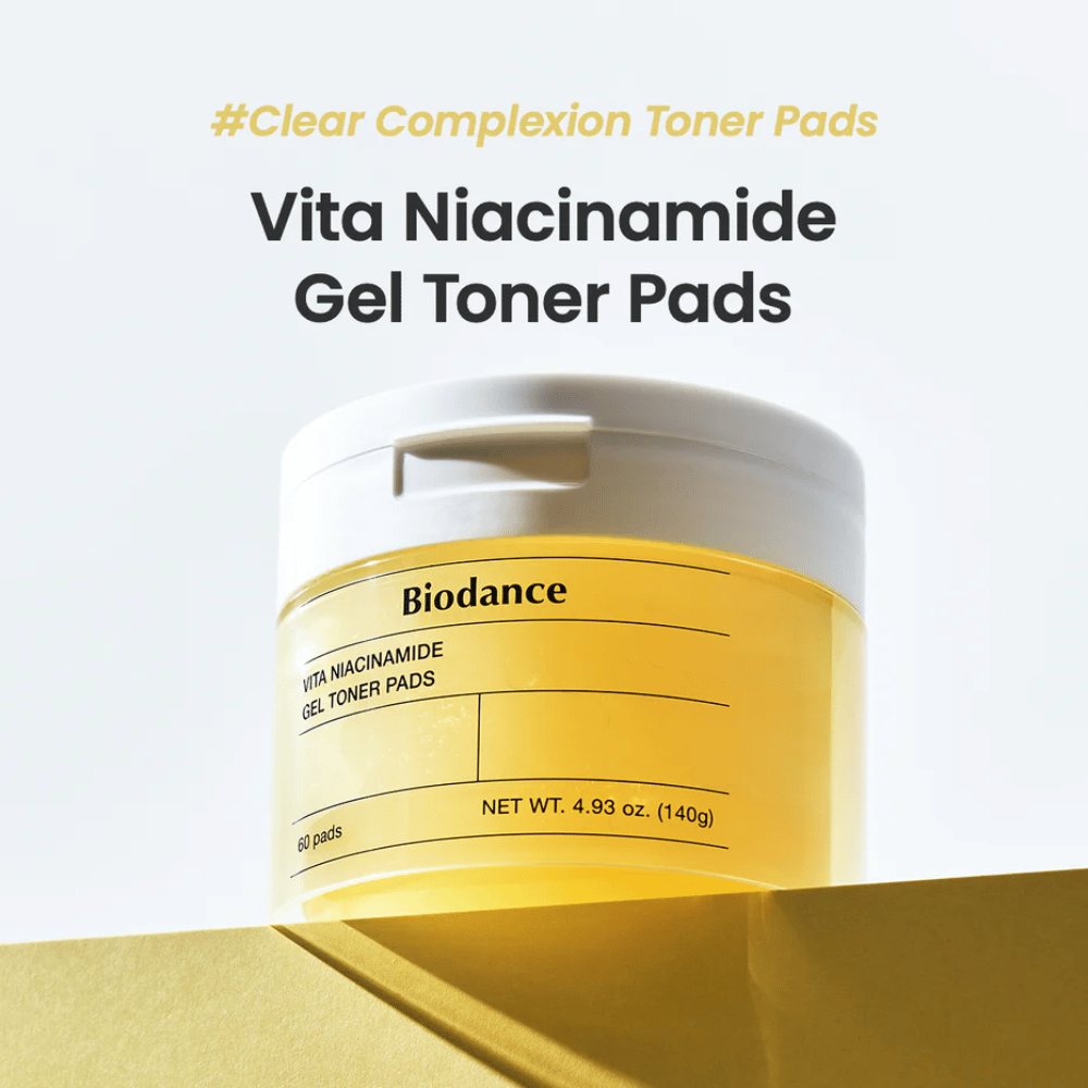 Biodance Vita Niacinamide Gel Toner Pads – pot met 60 pads voor een helderdere huidtint, getoond op een geel podium met een duidelijke etiket en modern design.