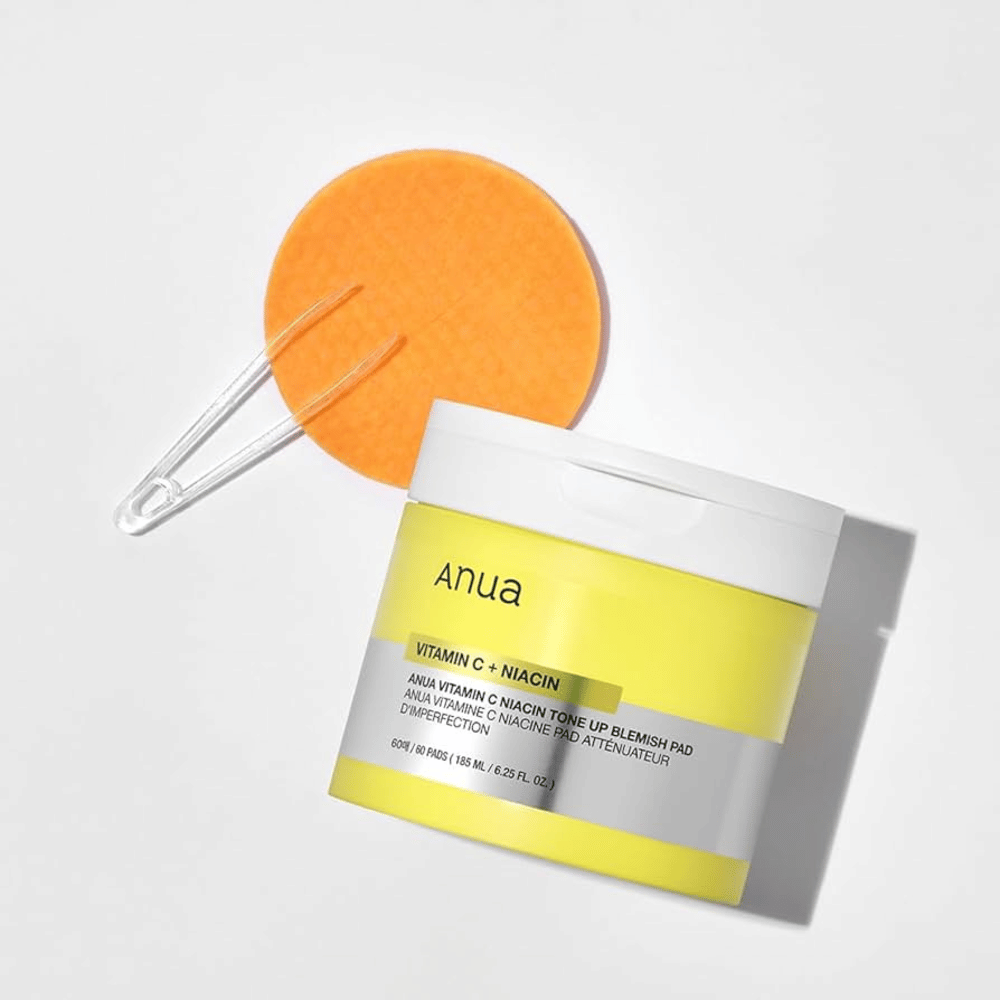 Anua Vitamine C + Niacin Tone Up Blemish Pad – Verfrissende toner pads voor een egalere huidteint.

🍊 Vitamine C – Geeft de huid glans en vermindert donkere vlekken.
💧 Niacinamide – Verbetert de elasticiteit van de huid en vermindert onregelmatigheden.
🧖‍♀️ Milde exfoliatie – Verwijdert dode huidcellen voor een helderdere huid.

Perfect voor een stralende en egale huid!