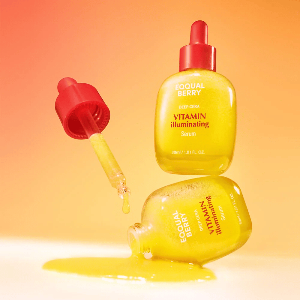 Equal Berry Vitamin Illuminating Serum in een helder gele fles met rode pipet. Vloeibare textuur en energieke achtergrond creëren een levendig en fris gevoel.