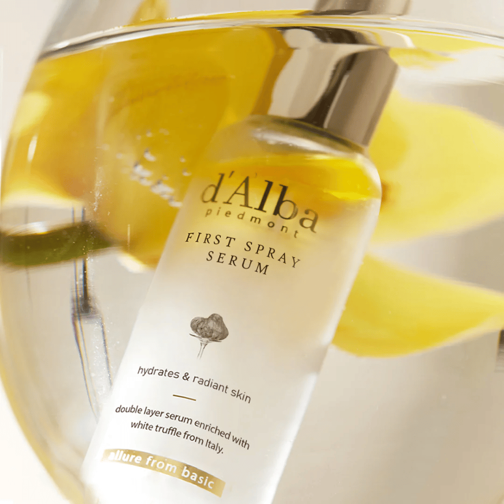 d'Alba White Truffle First Spray Serum biedt een verfrissende spritz met intense vocht en stralende glans, dankzij de unieke formulering met witte truffelextract uit Italië. Perfect om de huid snel op te frissen en te voeden gedurende de dag.