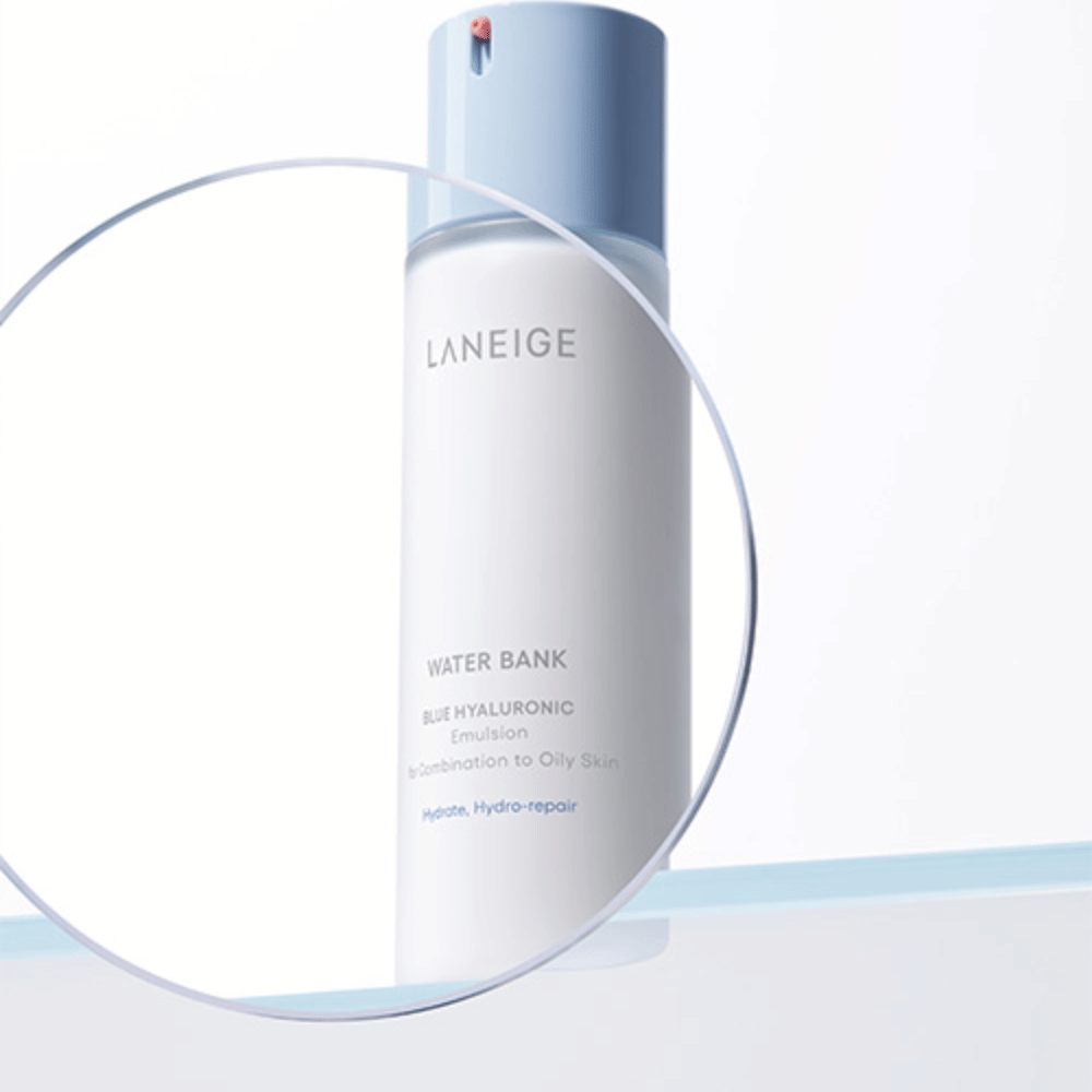 LANEIGE Water Bank Blue Hyaluronic Emulsion met lichtblauwe pomp, gezien door een vergrootglas tegen een witte achtergrond met blauwe rand.