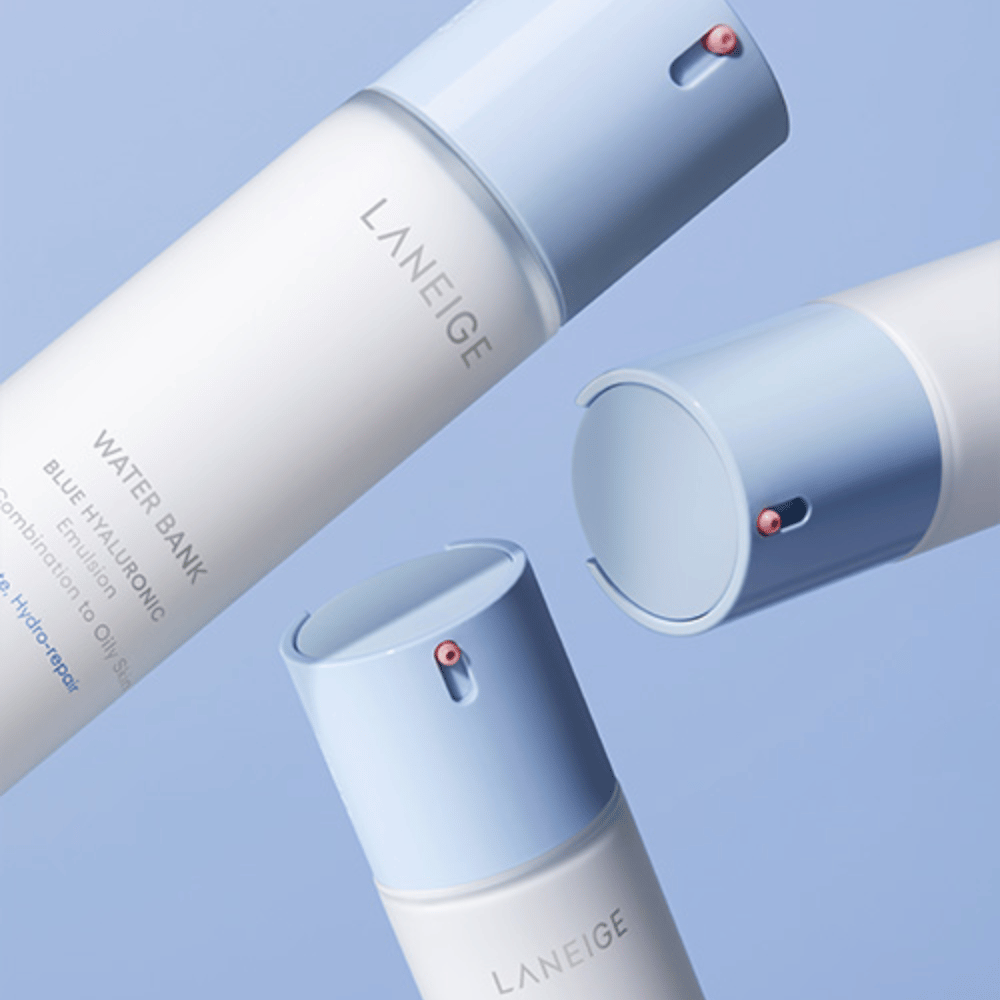 Drie flessen van LANEIGE Water Bank Blue Hyaluronic Emulsion met lichtblauwe pompknoppen tegen een blauwe achtergrond, getoond vanuit verschillende hoeken.