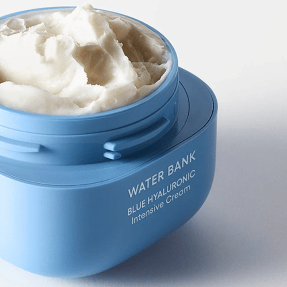 Open pot van LANEIGE Water Bank Blue Hyaluronic Intensive Cream die de rijke romige textuur laat zien, tegen een lichte achtergrond.