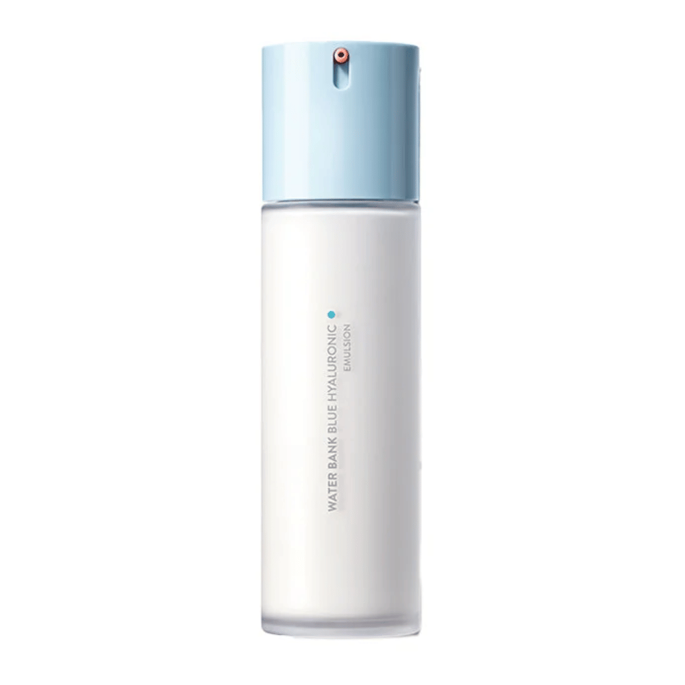 LANEIGE Water Bank Blue Hyaluronic Emulsion in witte fles met lichtblauwe pomp en minimalistisch ontwerp, vrijstaand tegen een witte achtergrond.