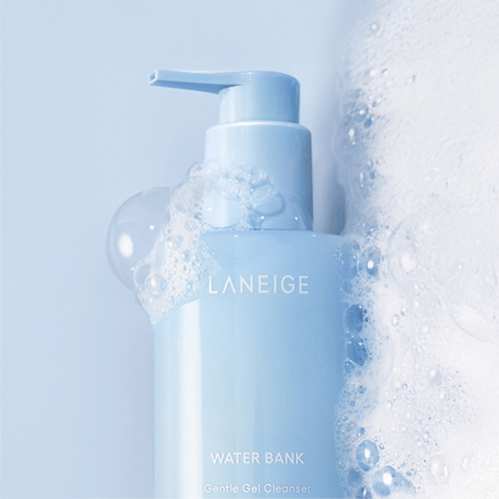 LANEIGE Water Bank Gentle Gel Cleanser bedekt met schuim en bellen tegen lichtblauwe achtergrond, wat reinheid en frisheid signaleert.