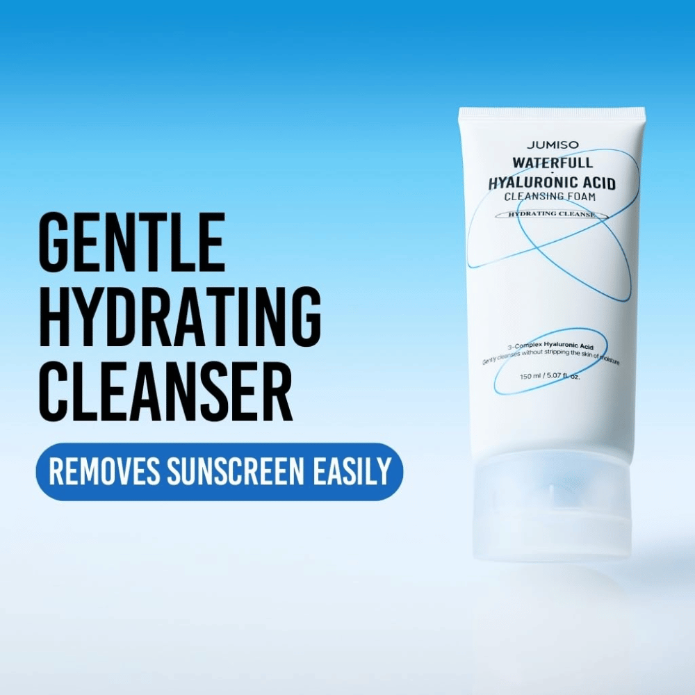 Productafbeelding van Jumiso Waterfull Hyaluronic Acid Cleansing Foam tegen een blauwe achtergrond. De nadruk ligt op een milde en hydraterende gezichtsreiniger die zonnebrandcrème en dagelijkse onzuiverheden effectief verwijdert.