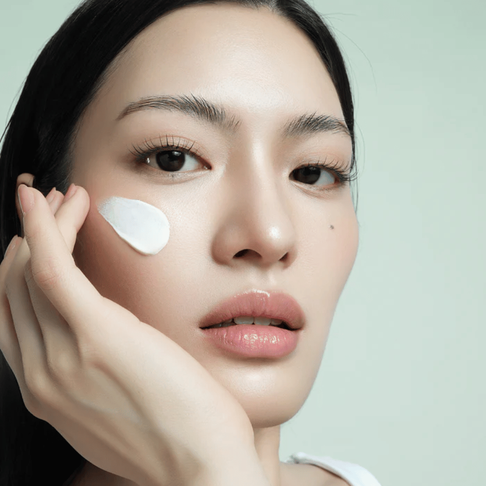 Model brengt d’Alba Waterfull Mild Sun Cream SPF 50+ aan op het gezicht. Lichte, hydraterende zonnebescherming met mineraalfilter, perfect voor dagelijks gebruik en gevoelige huid.
