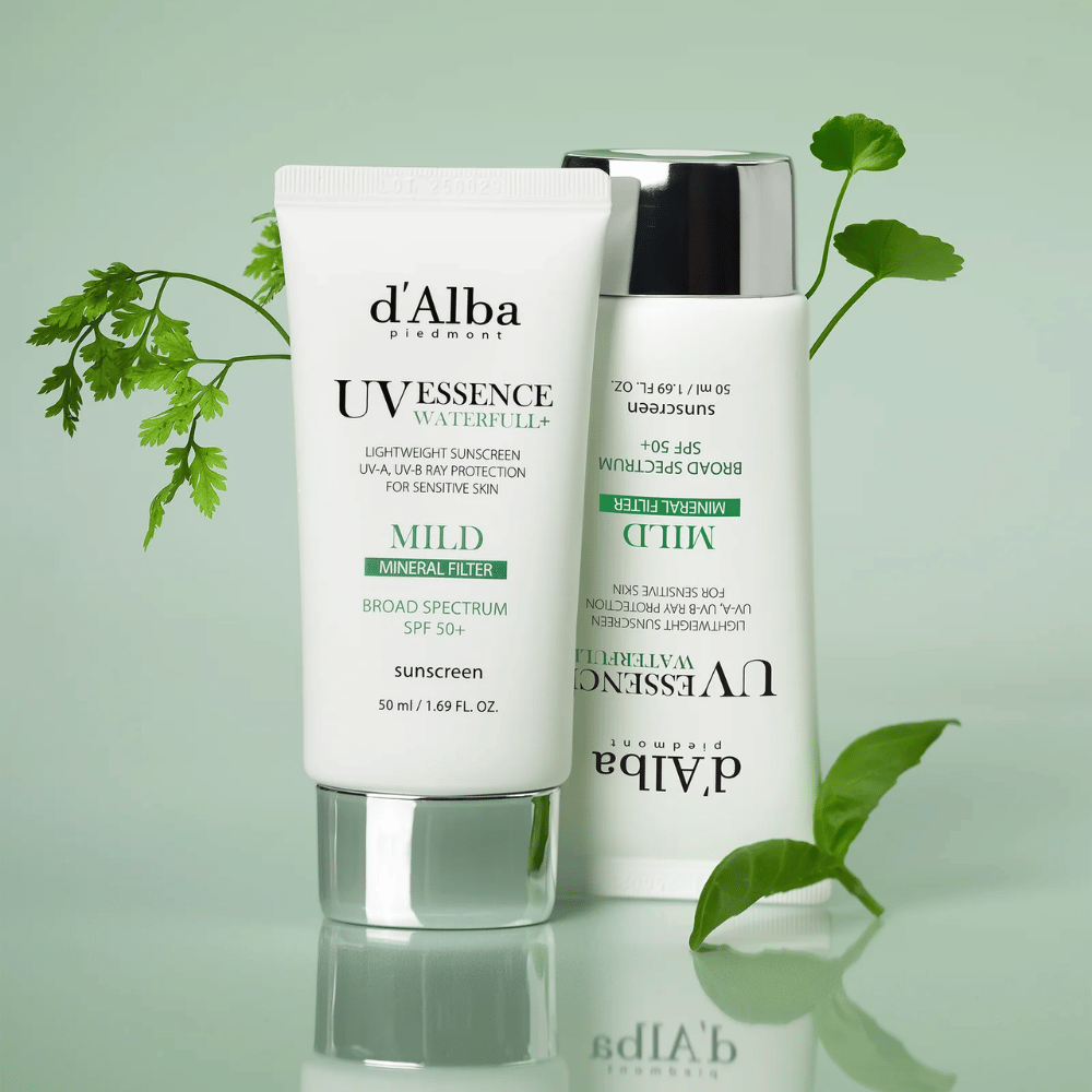d’Alba Waterfull Mild Sun Cream SPF 50+ gefotografeerd met groene bladeren. Milde mineraalgebaseerde zonnebrandcrème met breedspectrum bescherming en hydraterende formule voor de gevoelige huid.