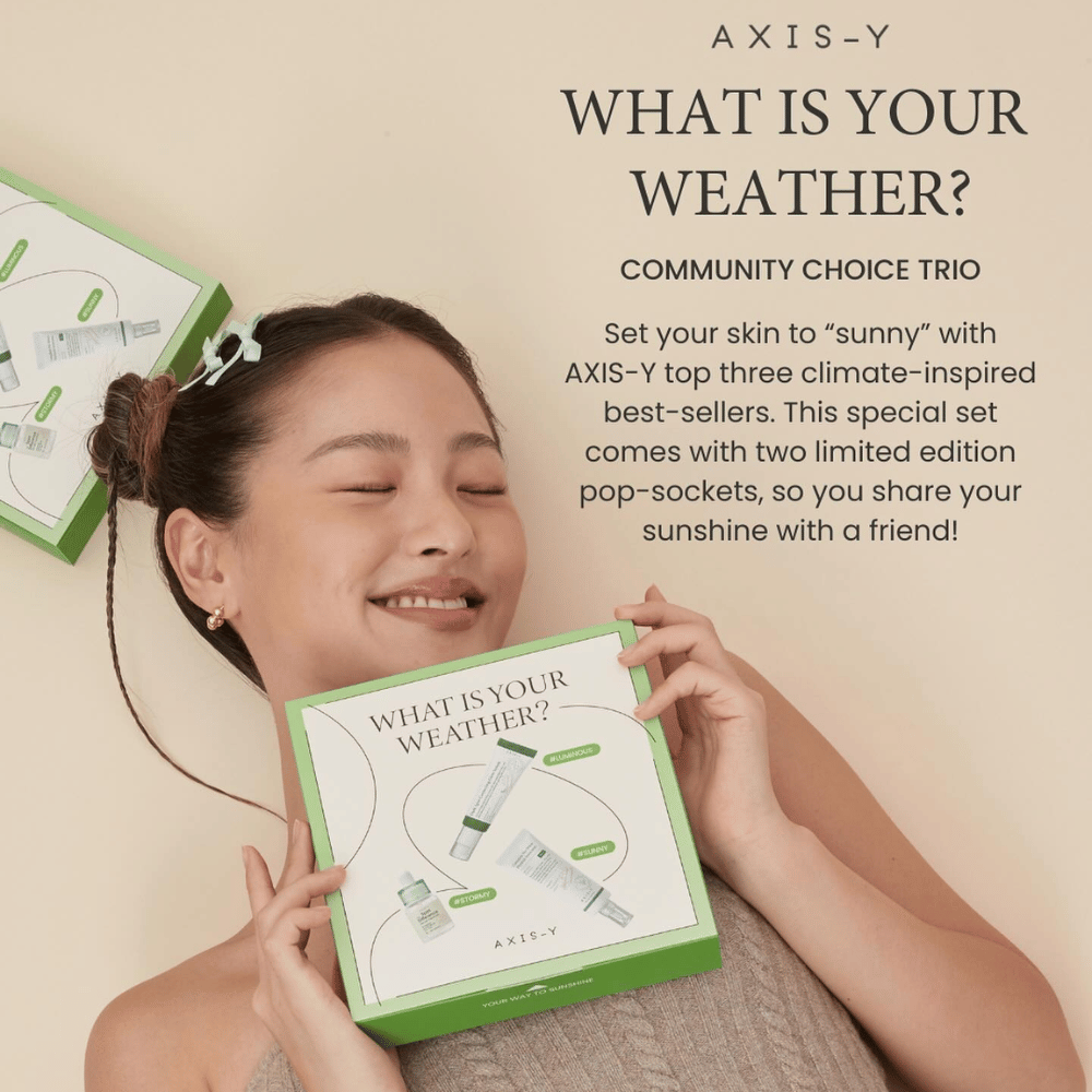 Een vrouw toont AXIS-Y Huidverzorgingsset "What is your weather?" dat drie klimaat-geïnspireerde topproducten en twee beperkte edities van pop-sockets bevat om te delen met een vriend.