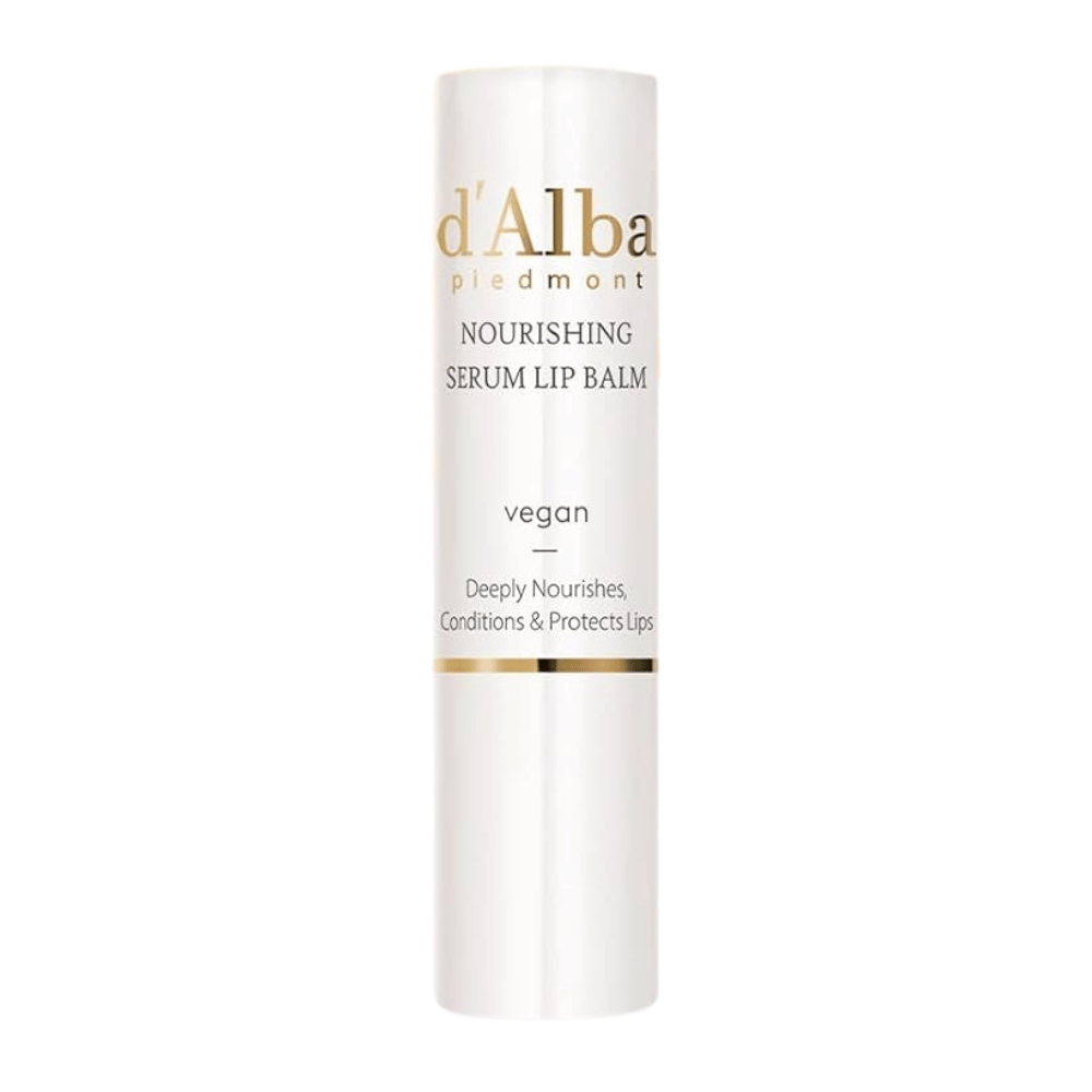 Produktbild på d'Alba Nourishing Serum Lip Balm i vit och guld förpackning med texten "vegan" och "Deeply Nourishes, Conditions & Protects Lips".